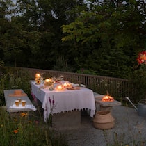 Blumenlichter und -Dekoration an einem Sommerabend im Garten_2