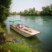 Hier sitzen alle in einem Boot! Die Fährleute Ackermann-Gwerder fahren ihr Boot im weitum einzigen naturbelassenen Aareabschnitt. Sie überqueren zwischen Wolfwil SO und Wynau BE die Kantonsgrenze.