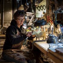 Sibylle Bichsel bei der Arbeit in ihrer Appenzeller Kunstgiesserei im Zunfthaus zu Appenzell. Ein Ort voller Handwerk und Nostalgie.