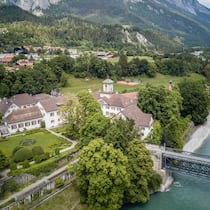 In den fruchtbaren Auen von Reichenau wurde schon um 1900 Spargel geschlemmt: Österreichs Kaiser Franz Josef hat ihn probiert – als Gast des damaligen Schlossbesitzers Alfred von Planta (1857–1922).