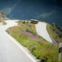 Erst nidsi, dann wieder obsi: Postauto auf dem Weg von der Grimsel zum Nufenen, dem höchsten, komplett in der Schweiz liegenden Alpenpass.