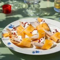 Die herben Noten der geräucherten Forelle mit mildem Frischkäse und fruchtigen Melonenstreifen – noch etwas rosa Pfeffer und ein Gläschen Weisswein dazu, und der Apéro kann beginnen!