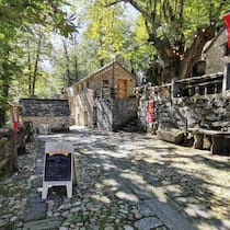 Da lass dich nieder: Die Grotti oberhalb des Dorfs Cama GR laden hungrige und durstige Wandersleute zur Rast ein.