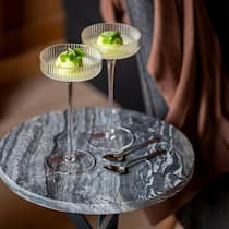 Raffiniertes Dessert: Die Sauerkleeglace lässt sich mit oder ohne Glacemaschine zubereiten. Ein Gutsch Schaumwein macht sie zum erfrischenden Zwischengang.