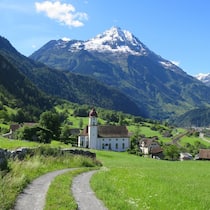 Der Bristen (3074 m) wacht über die prachtvolle Barockkirche von Silenen/Dägerlohn UR.