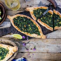 Das traditionelle türkische Fladenbrot Pide kennt viele Füllungen – zu den bekanntesten und beliebtesten gehört die mit Spinat und Feta.