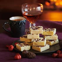 Herrlich süss und nicht zu gross: Fudge, traditionelles angelsächsisches Weichcaramel, in einer Variante aus weisser Schokolade und Macadamianuss.