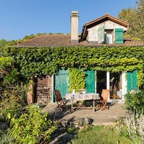 Malerisch: Das Bahnwärterhaus mit seinen Holzschindeln und patinierten Fensterläden fügt sich harmonisch in das Umfeld ein. Nicht mehr lange und die Blätter der Jungfernrebe verfärben sich feurig rot und orange.