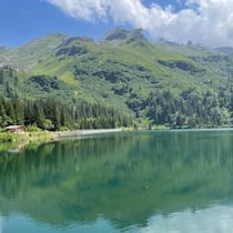Einer der schönsten Stauseen der Schweiz: der Garichtisee, auch Mettmensee genannt, liegt auf 1622 Metern Höhe im ältesten Wildschutzgebiet Europas.