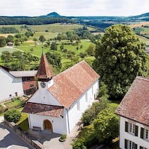 Am Horizont die Vulkanberge des deutschen Hegau: Im Dorf Opfertshofen geniessen wir noch einmal die Weitsicht. Dann gehts hinunter ins Tal der Biber.