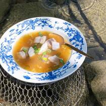 Diese Suppe löffelt man noch so gerne aus: fangfrischer Zürichseefisch in Bouillon mit Gemüseeinlage.