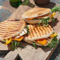 Ob als Tasche für Grillgemüse und Grillkäse, als Beilage zum Fleisch oder um damit Saucenreste aufzutunken: Pita-brötchen sind die Lösung für viele sommerliche Kulinarikfälle.