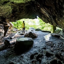 Was für ein Daheim! Die Gräser-Höhle liegt in einemlauschigen Kastanienwald. Heute dient sie Wanderern als Rastplatz, früher wurde sie als Wohnstätte genutzt.