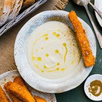 Das perfekte Paar: Topinambur als Suppe und Butternusskürbis als Sticks sorgen für Wärme im Herzen.