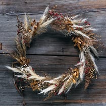 So binden Sie einen Herbstkranz aus getrockneten Pflanzen.