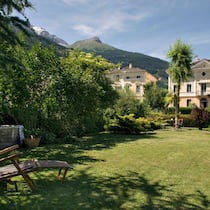 Umgeben von Natur und Bergen lässt sich hier wunderbar ruhen: Vom hinteren Teil des Areals schweift der Blick über die Gartenanlage mit einem nostalgischen Pavillon im Zentrum. Dahinter das Devon House, eingerahmt von den benachbarten Palazzi, die alle nach Süden ausgerichtet sind.