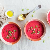Schon die Optik macht gute Laune: Bei dieser kalten Suppe kommt gedünsteter Rhabarber zusammen mit Gurke, Tomaten, Schalotten und Knoblauch in den Mixer. Für das intensive Rot sorgt ein wenig Randensaft.