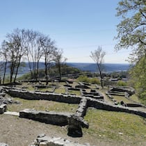 Reise in die Vergangenheit: Die Hochebene oberhalb von Tremona TI war schon in der Steinzeit besiedelt. Im Mittelalter stand hier sogar ein Städtchen. Heute sind nur noch Ruinen davon übrig.