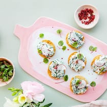 Das kann ja köstlich werden: Die knusprigen Maiscracker mit cremigem Frischkäse und jungem Spinat bilden den lustvoll leichten Einstieg in Sandro Zinggelers Muttertagsmenü.