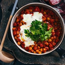 Wer dieses Tomaten-Kichererbsen-Ragout kostet, dem ist garstiges Wetter garantiert wurst: Gewürfelte Saucisson verfeinert diesen Eintopf nämlich mit ihren salzigen, rauchigen Noten.