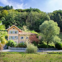 Die «Vecchia Dogana» liegt etwas ausserhalb von Astano TI auf 600 Metern Höhe kurz vor der italienischen Grenze. Früher passierten Säumer die Zollstation, heute ziehen Wanderinnen und Spaziergänger am Gästehaus vorbei.