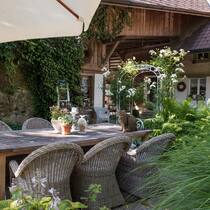 Emmentaler Bauernhaus mit Garten und Katze auf Gartentisch