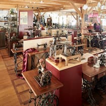Nicht nur für Nähmaschinen-Expertinnen und -Liebhaber ein Paradies: Zweihundert sorgfältig restaurierte Exemplare warten im Nähmaschinen-Museum in Dürnten darauf, von den Besuchern bestaunt zu werden.