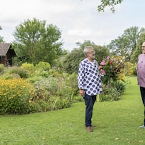 Solange etwas blüht, holt sich Martin Leuthold Blumensträusse aus seinem Garten. Ein feierlicher Moment, den sein Partner Peter Friederich (rechts) jeweils mit der Kamera festhält.