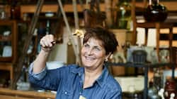 Halt, mein Freund! Wer wird denn gleich in die Luft gehen? Es braucht Geschick und «Gspüri», um die hauchdünnen Goldblättchen zu bändigen.
