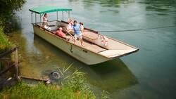 Hier sitzen alle in einem Boot! Die Fährleute Ackermann-Gwerder fahren ihr Boot im weitum einzigen naturbelassenen Aareabschnitt. Sie überqueren zwischen Wolfwil SO und Wynau BE die Kantonsgrenze.