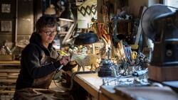 Sibylle Bichsel bei der Arbeit in ihrer Appenzeller Kunstgiesserei im Zunfthaus zu Appenzell. Ein Ort voller Handwerk und Nostalgie.
