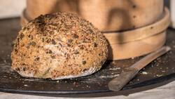 Knusprig und saftig zugleich: Das Kürbiskernbrot aus dem Presskuchenmehl wird vor dem Backen in den Kernen gewälzt.