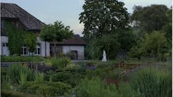 Als wäre die Zeit stillgestanden: Die Novizin Schwester Sara auf ihren abendlichen Runden durch den Klostergarten. Im Hintergrund die Wasch-und Arbeitsräume, in denen die Heilkräuter zu Teemischungen und Salben verarbeitet werden.