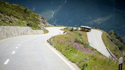 Erst nidsi, dann wieder obsi: Postauto auf dem Weg von der Grimsel zum Nufenen, dem höchsten, komplett in der Schweiz liegenden Alpenpass.