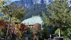 Filigranes Glashaus vor schroffer Felswand: Die Berge als Kulisse geben der Bühne – dem Garten – einen starken Ausdruck.