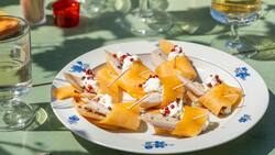 Die herben Noten der geräucherten Forelle mit mildem Frischkäse und fruchtigen Melonenstreifen – noch etwas rosa Pfeffer und ein Gläschen Weisswein dazu, und der Apéro kann beginnen!