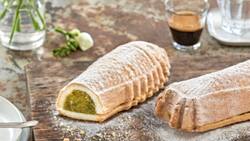 In der Ostschweiz als «Mandelfisch» eine Spezialität, ist diese Variante mit Pistazien ein saftig-grüner Genuss zum Kaffee.