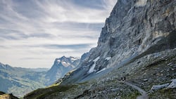 Im Wechselbad des Lichts: Dunkel ragt die Nordwand des Eigers (3967 m) auf, während Grosse Scheidegg und Wetterhorn (3690 m) bereits im Sonnenschein liegen.