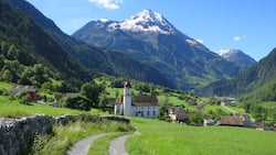 Der Bristen (3074 m) wacht über die prachtvolle Barockkirche von Silenen/Dägerlohn UR.
