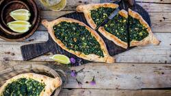 Das traditionelle türkische Fladenbrot Pide kennt viele Füllungen – zu den bekanntesten und beliebtesten gehört die mit Spinat und Feta.