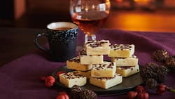 Herrlich süss und nicht zu gross: Fudge, traditionelles angelsächsisches Weichcaramel, in einer Variante aus weisser Schokolade und Macadamianuss.