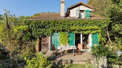 Malerisch: Das Bahnwärterhaus mit seinen Holzschindeln und patinierten Fensterläden fügt sich harmonisch in das Umfeld ein. Nicht mehr lange und die Blätter der Jungfernrebe verfärben sich feurig rot und orange.