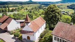Am Horizont die Vulkanberge des deutschen Hegau: Im Dorf Opfertshofen geniessen wir noch einmal die Weitsicht. Dann gehts hinunter ins Tal der Biber.