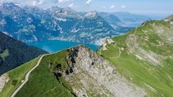 Ist das noch ein Bergweg oder doch schon eine Himmelsleiter? Hoch über dem Urnersee zieht sich der Höhenweg zum Fronalpstock.