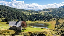 Was für ein idyllischer Bergsee! Am Weg vom Fürstein zum Glaubenbergpass liegt das Sewenseeli (1689 m) mit Rastplatz und Kapelle.