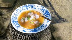 Diese Suppe löffelt man noch so gerne aus: fangfrischer Zürichseefisch in Bouillon mit Gemüseeinlage.