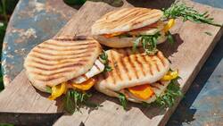Ob als Tasche für Grillgemüse und Grillkäse, als Beilage zum Fleisch oder um damit Saucenreste aufzutunken: Pita-brötchen sind die Lösung für viele sommerliche Kulinarikfälle.