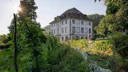 Der Tag erwacht, der Boden ist trocken. Der Garten beim Schloss Glarisegg ist so angelegt, dass möglichst wenig gegossen werden muss. Ganz ohne geht es nicht – Gartenleiterin Lisa Buzzi hilft nach.