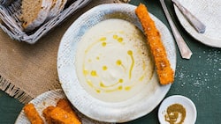 Das perfekte Paar: Topinambur als Suppe und Butternusskürbis als Sticks sorgen für Wärme im Herzen.