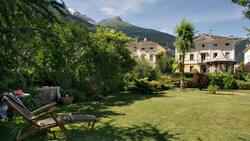 Umgeben von Natur und Bergen lässt sich hier wunderbar ruhen: Vom hinteren Teil des Areals schweift der Blick über die Gartenanlage mit einem nostalgischen Pavillon im Zentrum. Dahinter das Devon House, eingerahmt von den benachbarten Palazzi, die alle nach Süden ausgerichtet sind.